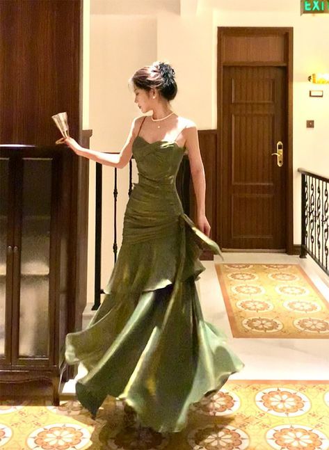 Tailored and unique slim shoulder strap pleated sleeveless evening gown