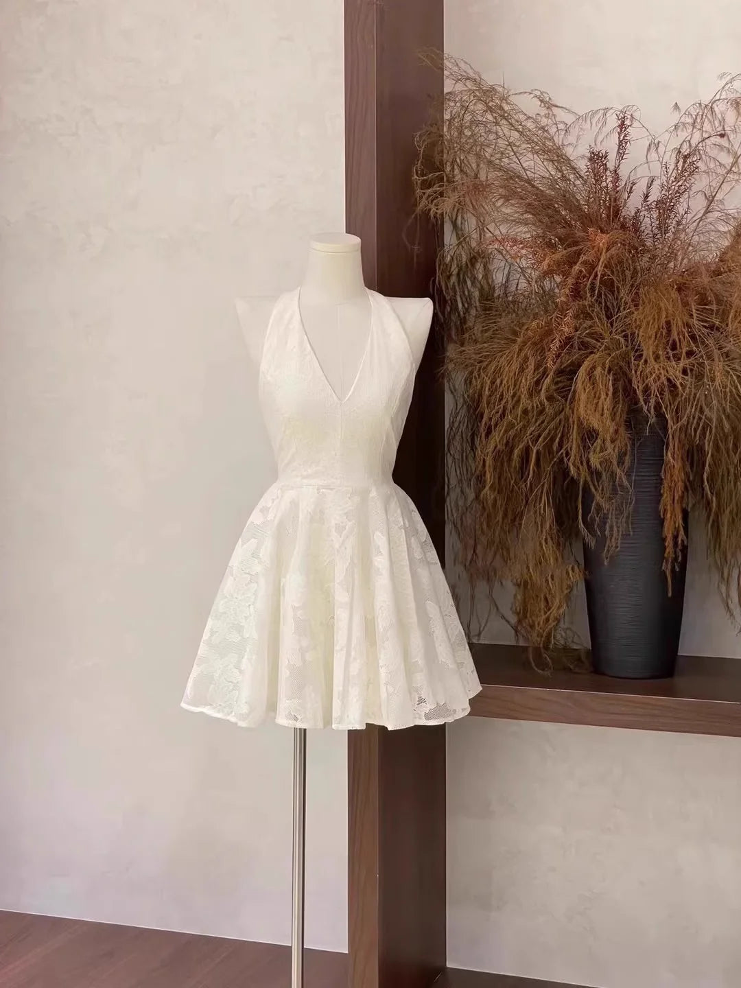 Chic A Line Halter V Neckline Short White Simple design Women's Homecoming Dresses