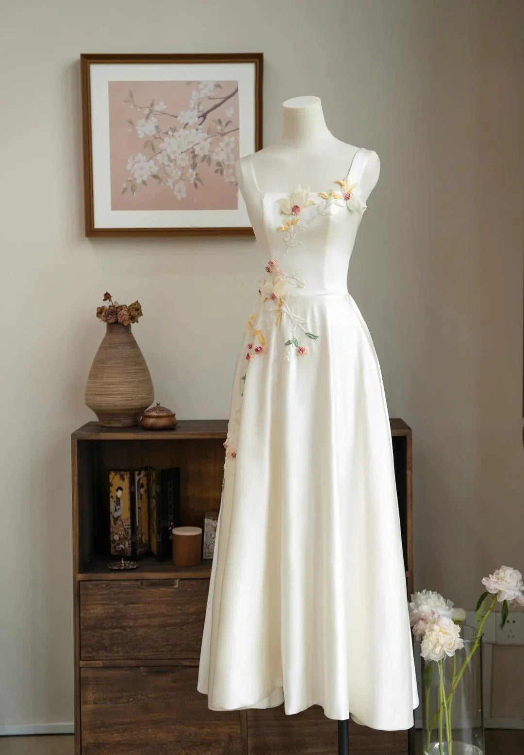 Spaghetti Strap A-Line Satin Embroidered Applique Gorgeous Off-White Party Dresses