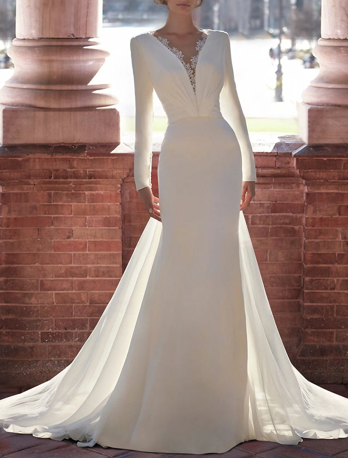 Long Sleeve Wedding Dresses A-Line V Neck Court Train Satin Bridal Gowns With Feather Pearls
