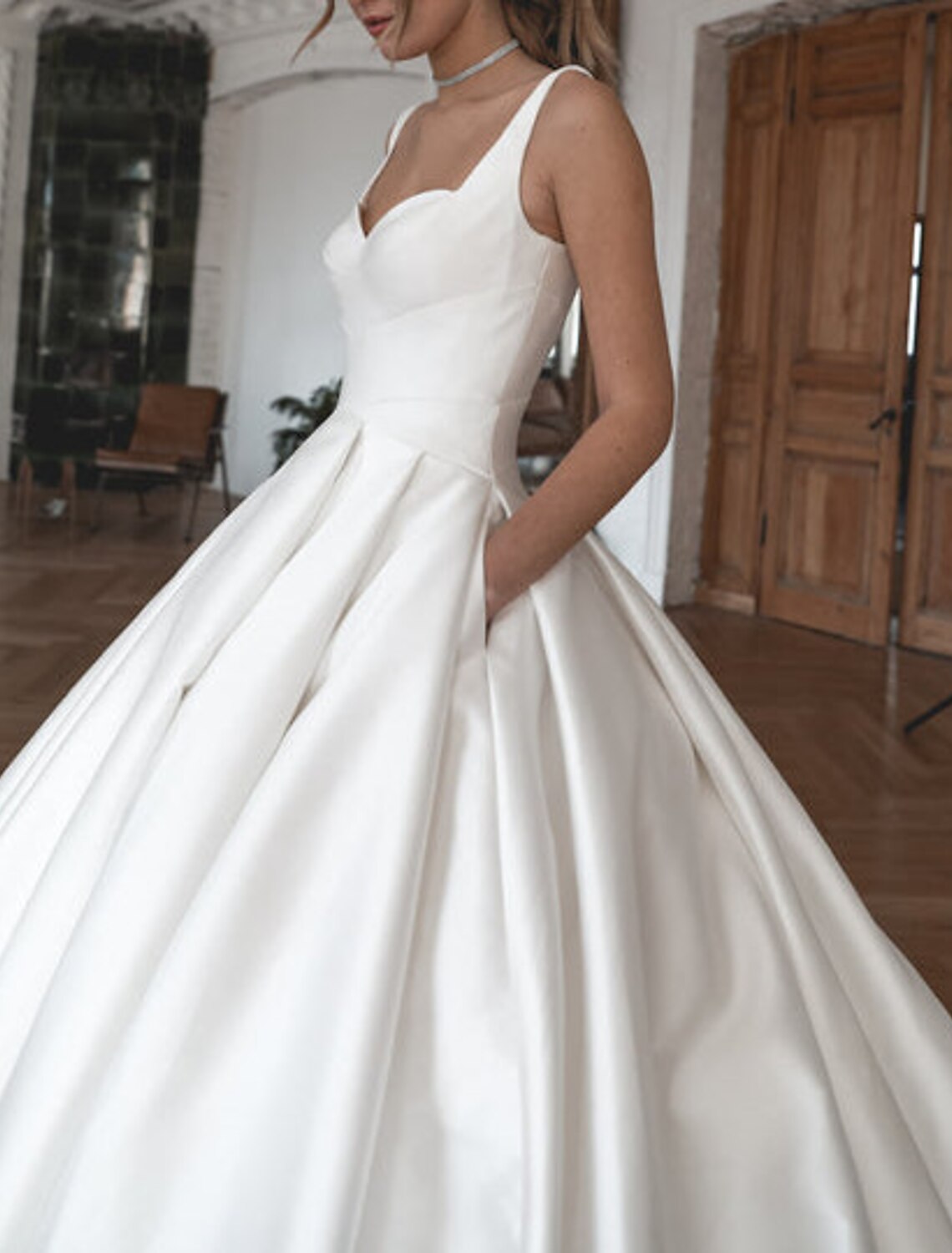 Royal Style Formal Train Satin Wedding Dresses Ball Gown Square Neck Sleeveless Chapel Bridal Gowns With Solid Color