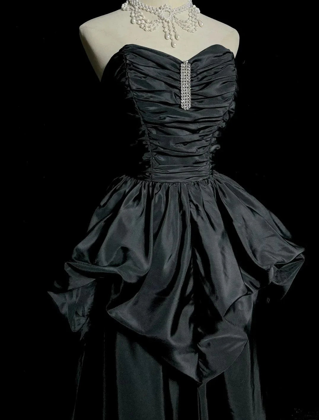 Glam Neck A-Line Taffeta Long Prom Dresses Elegant Black Sweetheart Formal Evening Gowns