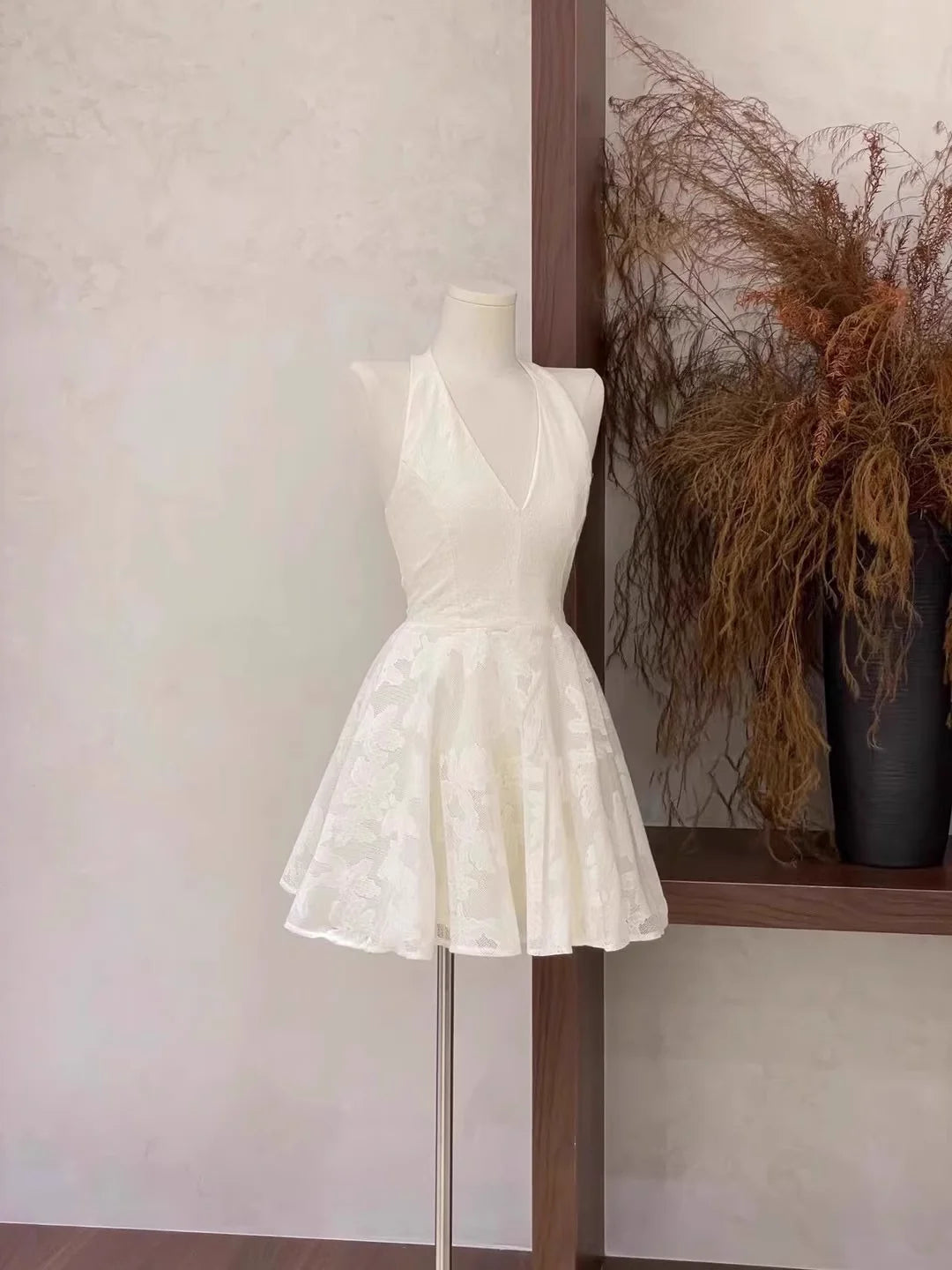 Chic A Line Halter V Neckline Short White Simple design Women's Homecoming Dresses