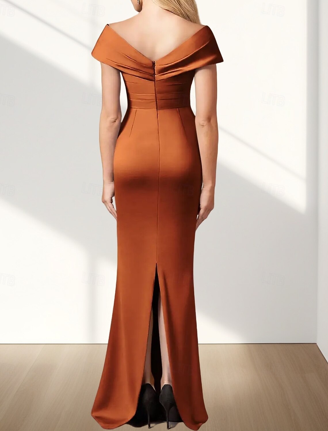 Sleeveless Mermaid / Trumpet Bridesmaid Dress V Neck Elegant Floor Length Satin with Ruching