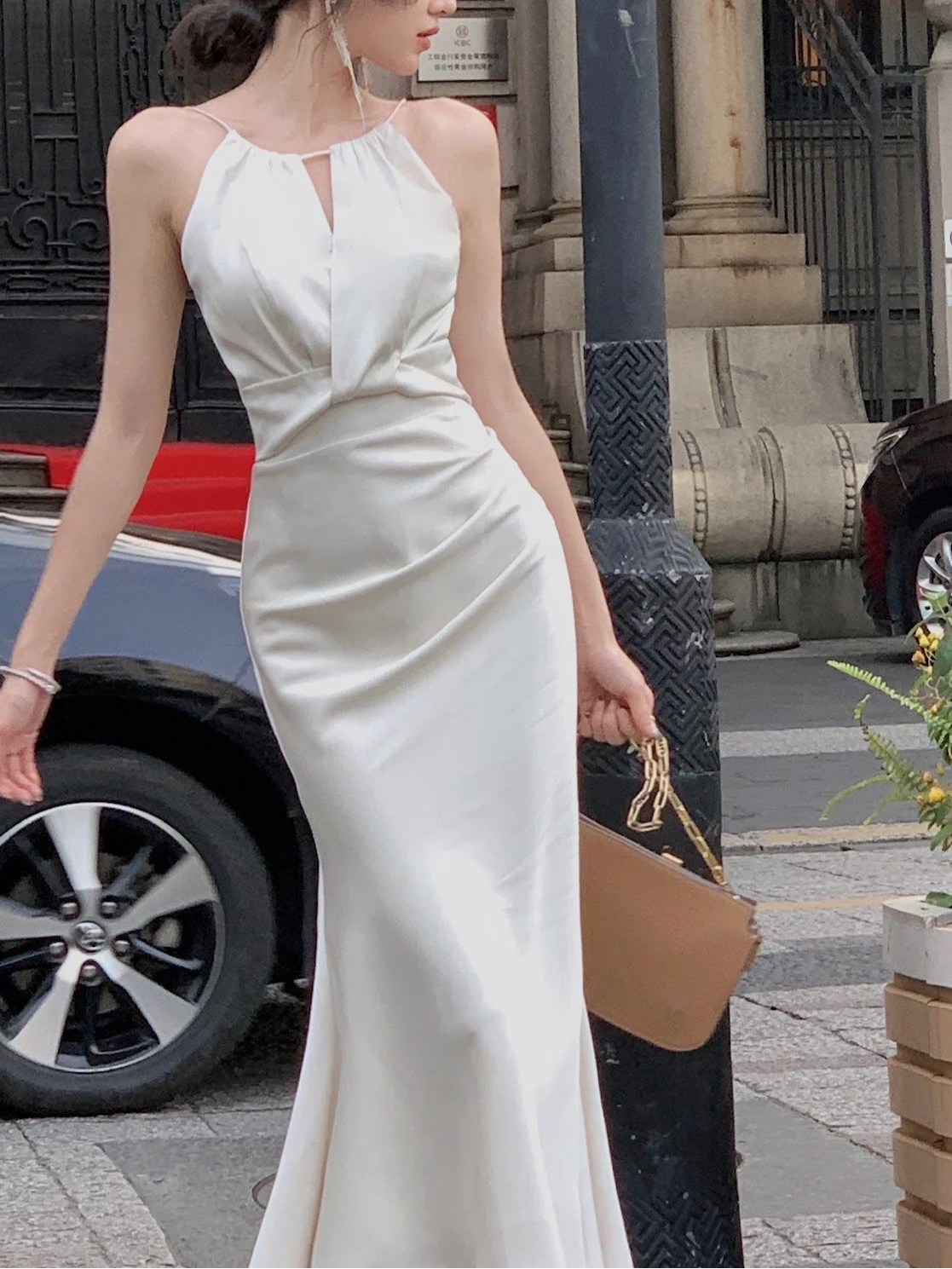 White Halter Neck Satin Sling Retract Your Waist Fishtail Party Dress