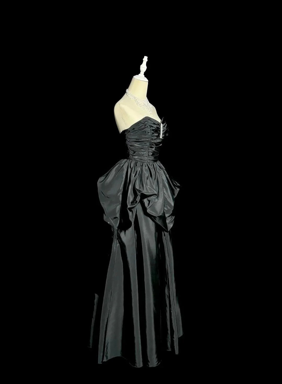 Glam Neck A-Line Taffeta Long Prom Dresses Elegant Black Sweetheart Formal Evening Gowns