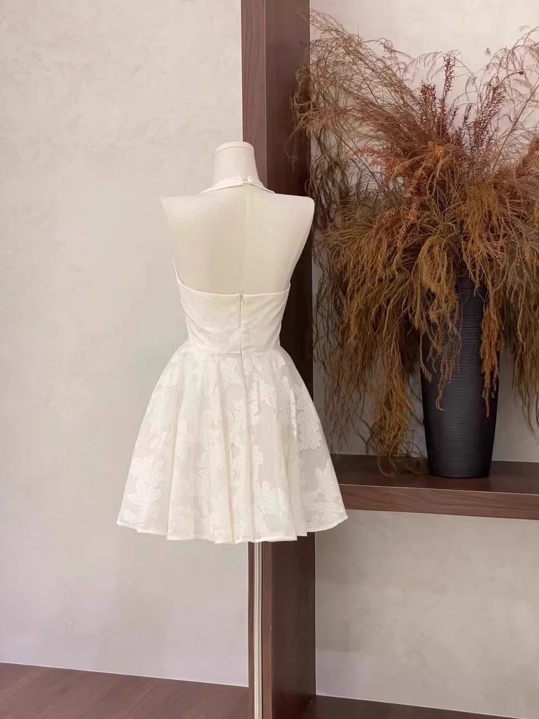 Chic A Line Halter V Neckline Short White Simple design Women's Homecoming Dresses