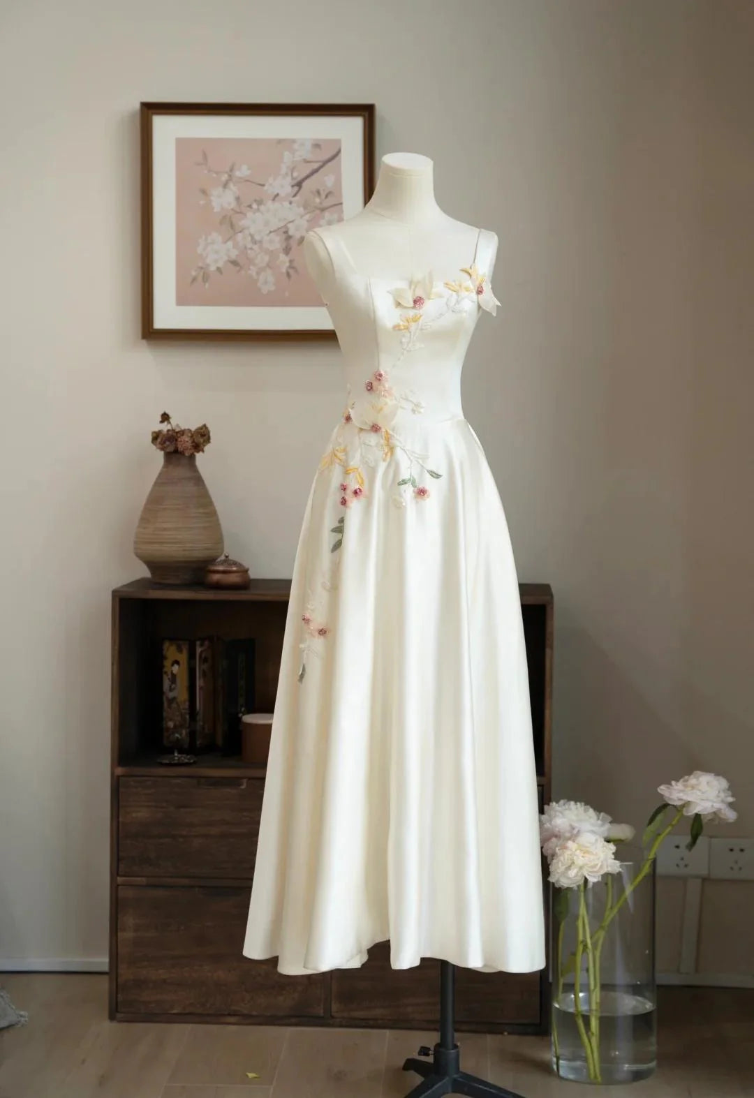 Spaghetti Strap A-Line Satin Embroidered Applique Gorgeous Off-White Party Dresses