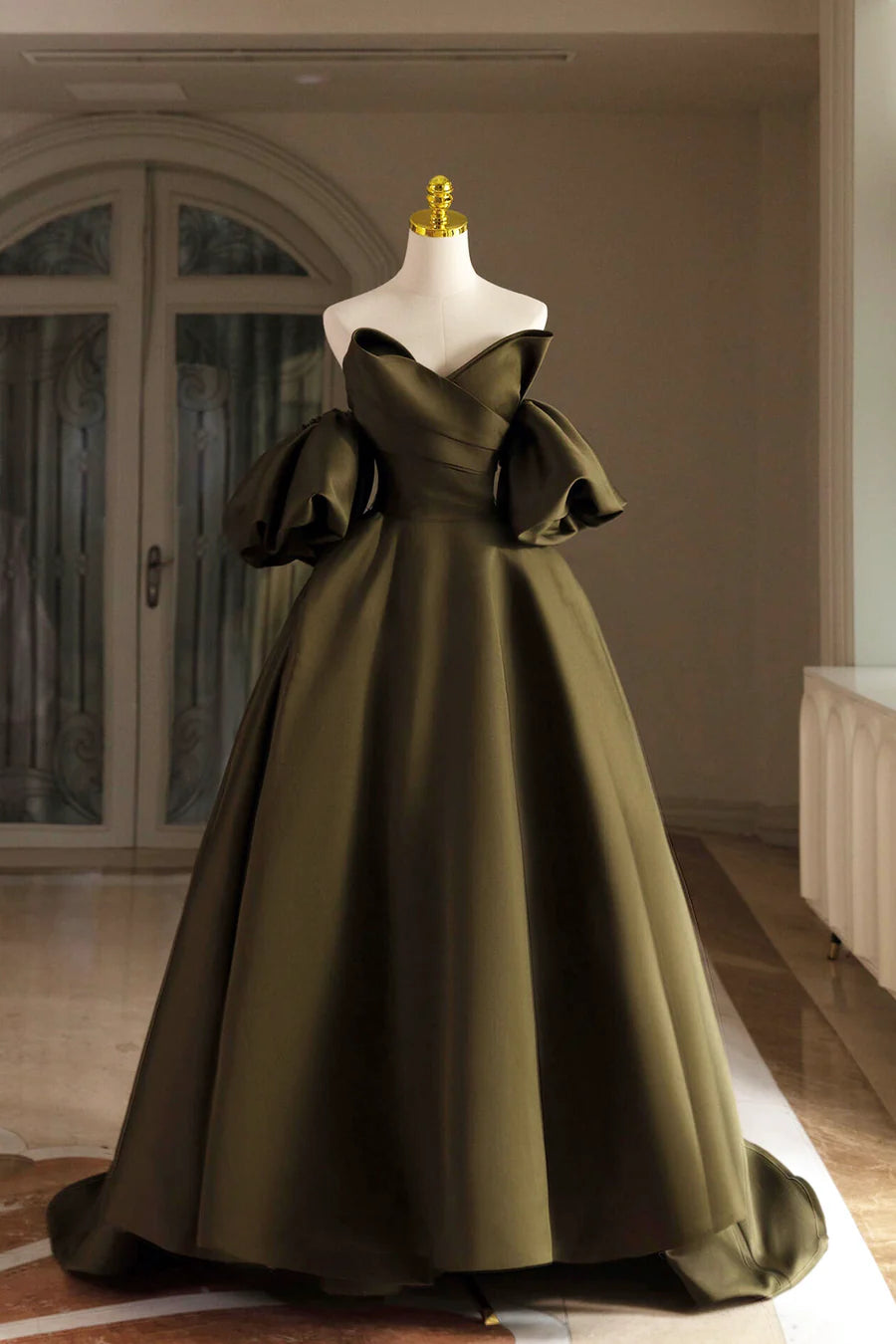 A-Line Green Satin V Neck Floor Length Prom Dress Puffy Short Sleeve Evening Party Dress With Train