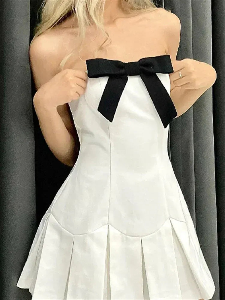 A-Line Strapless Black Bow Pleated White Short Homecoming Dress For Ladies