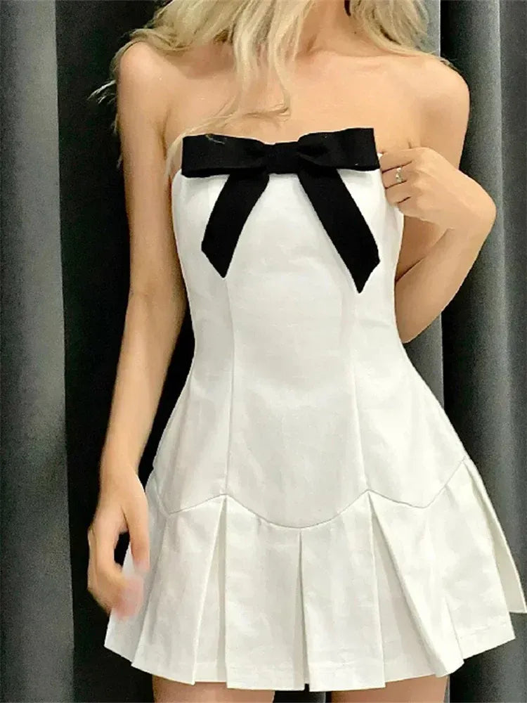 A-Line Strapless Black Bow Pleated White Short Homecoming Dress For Ladies