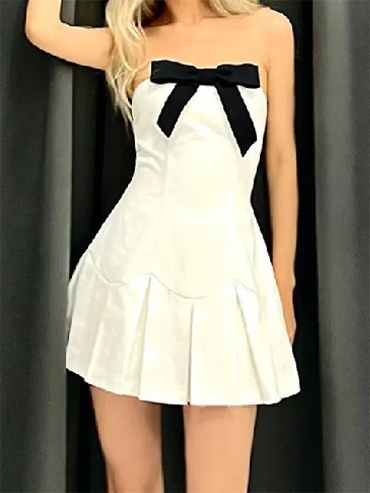 A-Line Strapless Black Bow Pleated White Short Homecoming Dress For Ladies