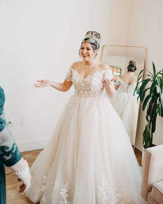 A Line Floral Lace Short Sleeves Wedding Dresses V-Neck Appliques Floor Length Plus Size Wedding Gown