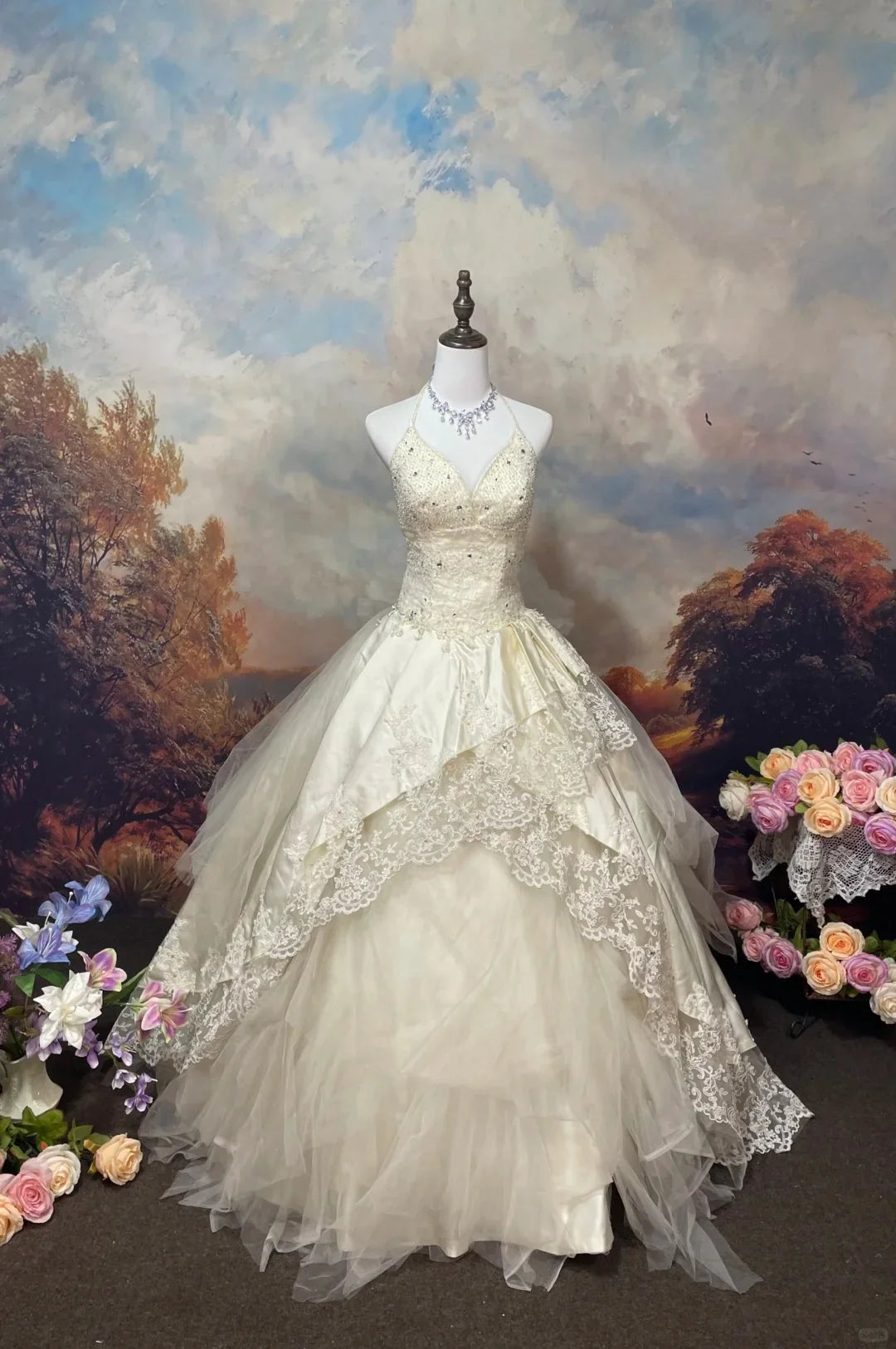 A Line Tulle Lace V Neck Spaghetti Straps Wedding Dresses Sleeveless Party Gowns With Beaded