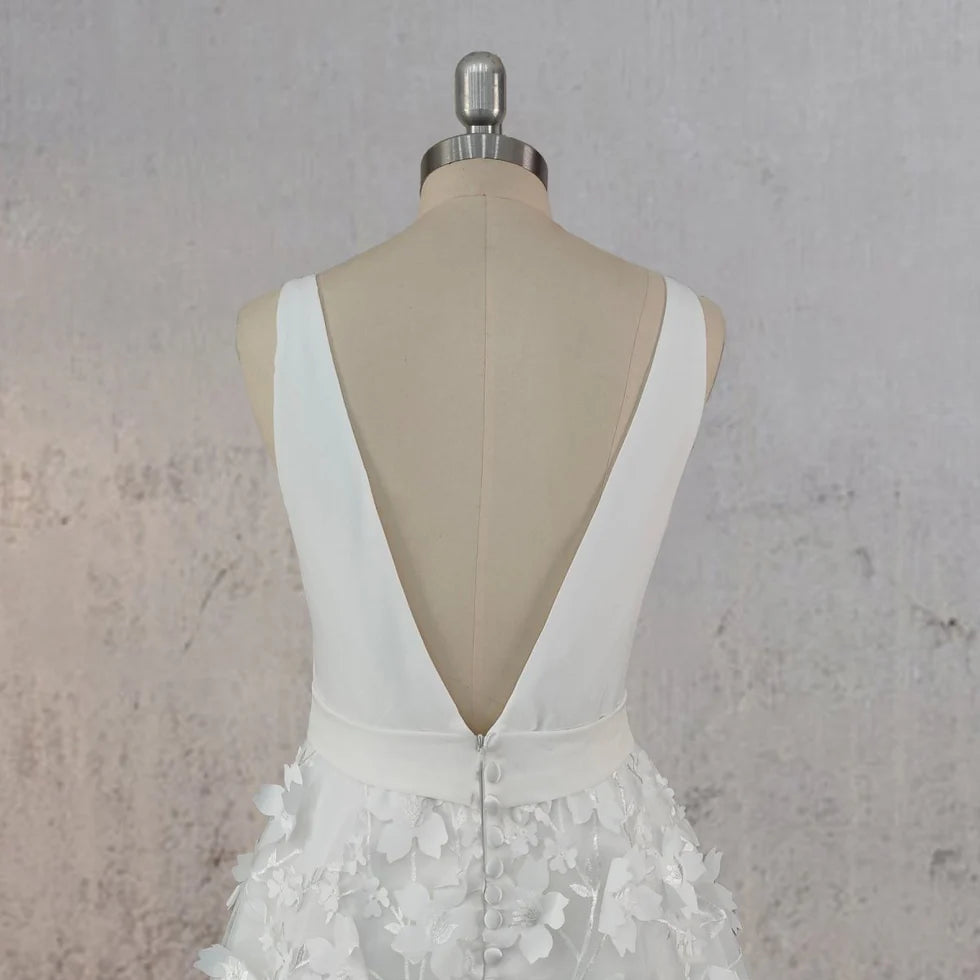 A Line White Tulle Lace V Neck Sleeveless Flowers Sweep Train Wedding Dresses With Beaded