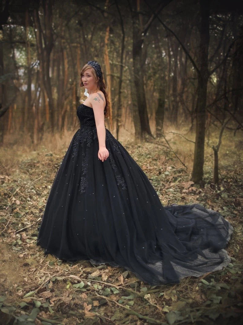 Ball Gown Black Tulle Crystals Appliques Beaded Sweetheart Long Wedding Dresses With Cape