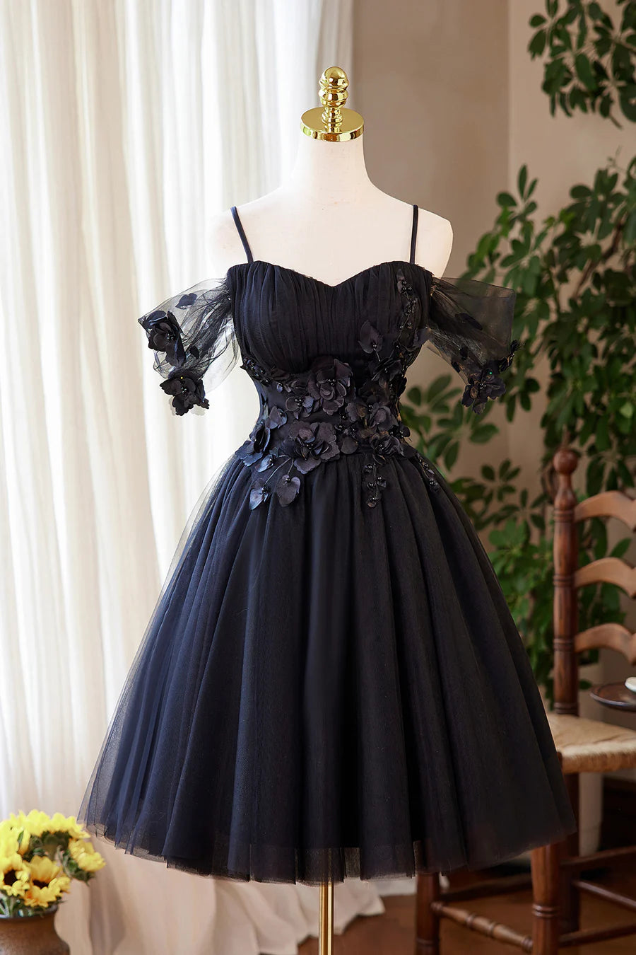 Black Tulle Flowers V Neck Spaghetti Straps Short Prom Dress Black A-line Evening Party Dress