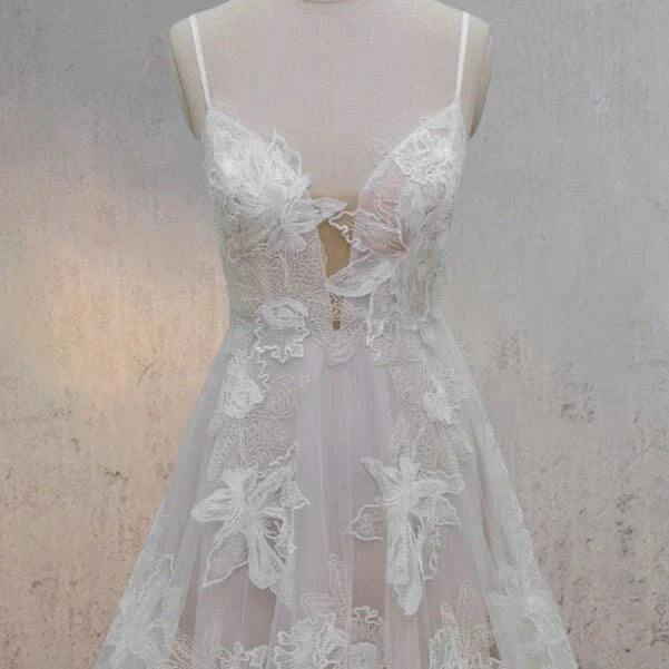 Boho A-Line White Lace Appliques Spaghetti Strap Sleeveless Wedding Dress With Sweep Train