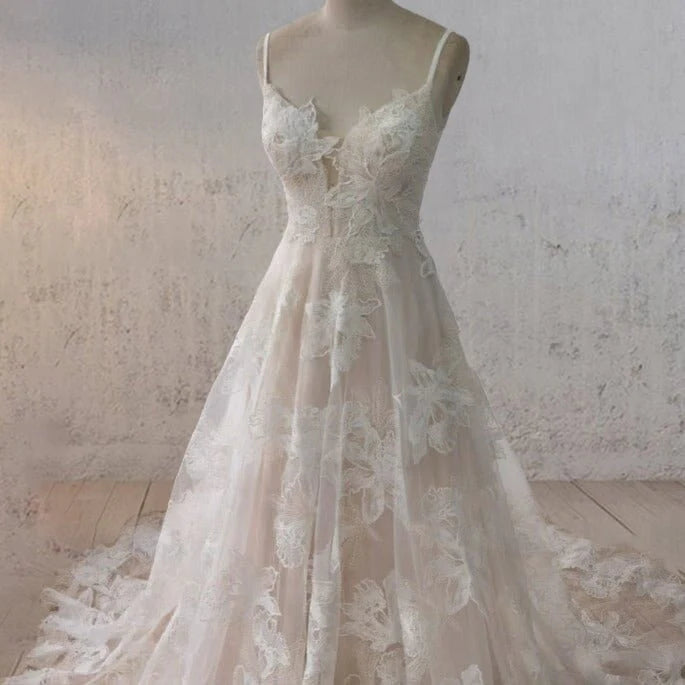 Boho A-Line White Lace Appliques Spaghetti Strap Sleeveless Wedding Dress With Sweep Train