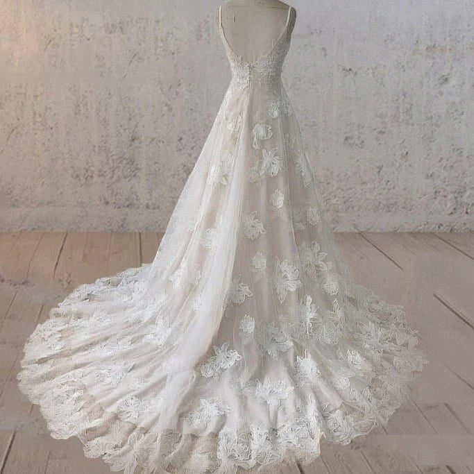 Boho A-Line White Lace Appliques Spaghetti Strap Sleeveless Wedding Dress With Sweep Train