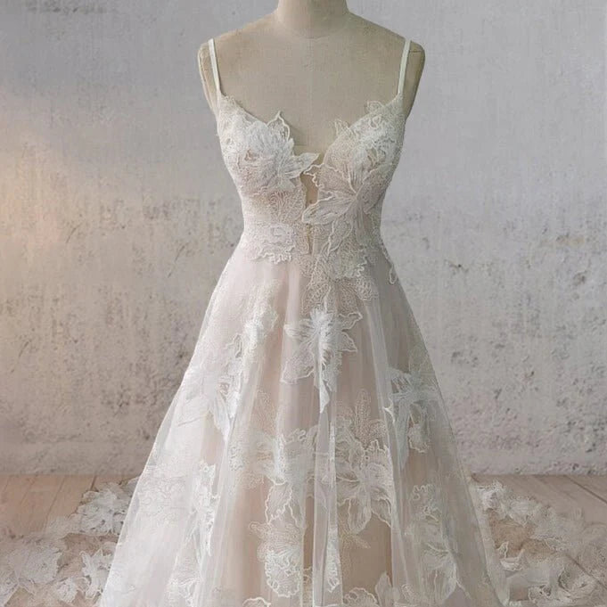 Boho A-Line White Lace Appliques Spaghetti Strap Sleeveless Wedding Dress With Sweep Train