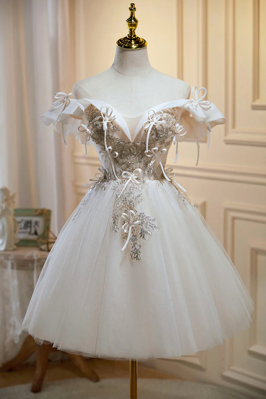 Champagne Lace Sweetheart Neck A-Line Short Homecoming Dress Party Dress