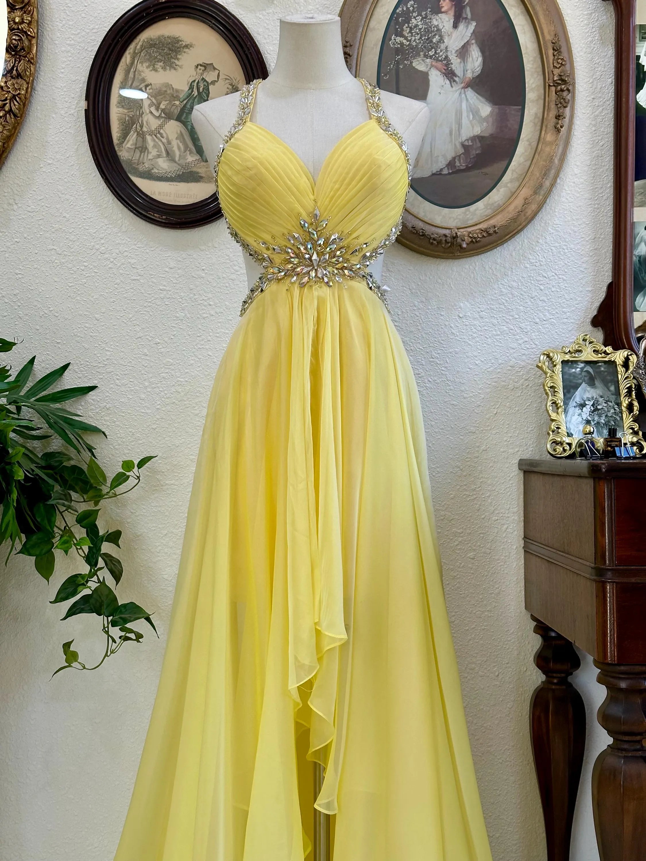Charming A-Line Halter Neck Rhinestone Open Back Chiffon Yellow Floor-Length Prom Dress