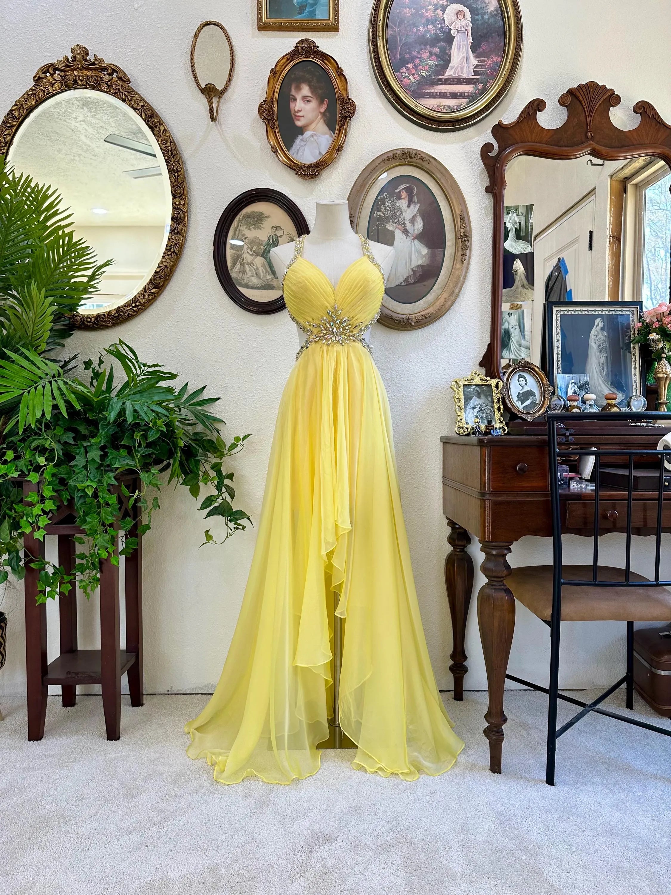 Charming A-Line Halter Neck Rhinestone Open Back Chiffon Yellow Floor-Length Prom Dress