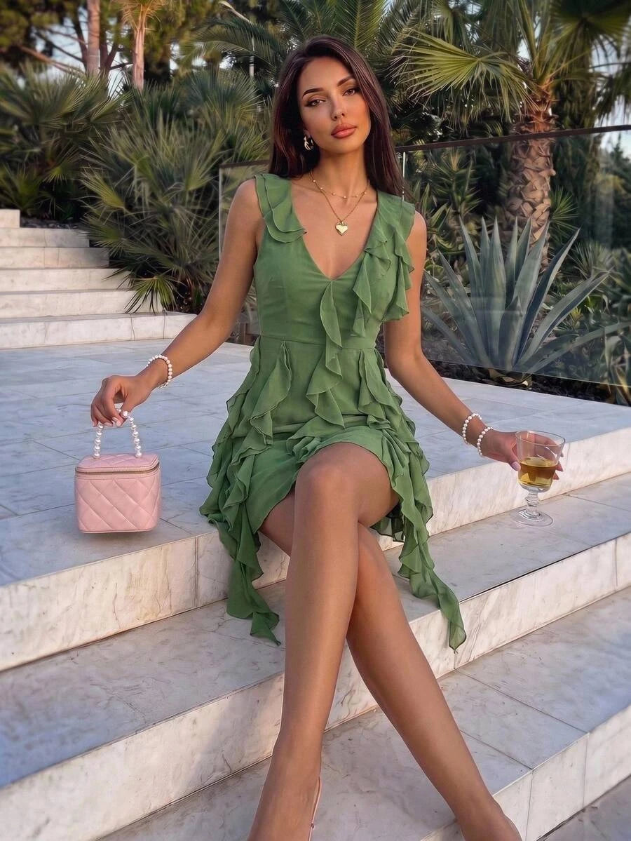 Chic A-Line Halter V-Neck Ruffled Backless Green Short Homecoming Dress