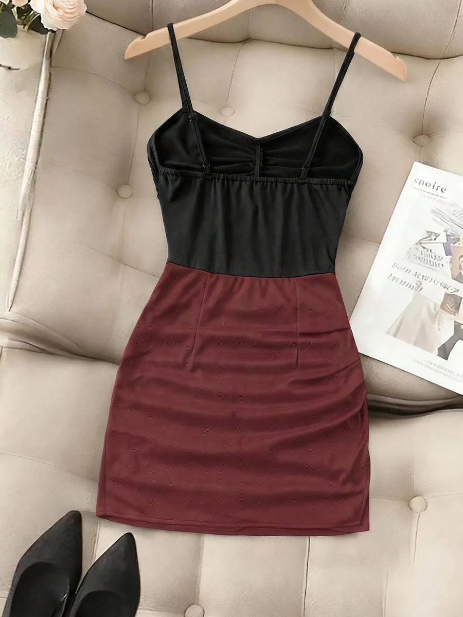 Chic Bodycon Sweetheart Ruched Two-Tone Black Burgundy Mini Homecoming Dress
