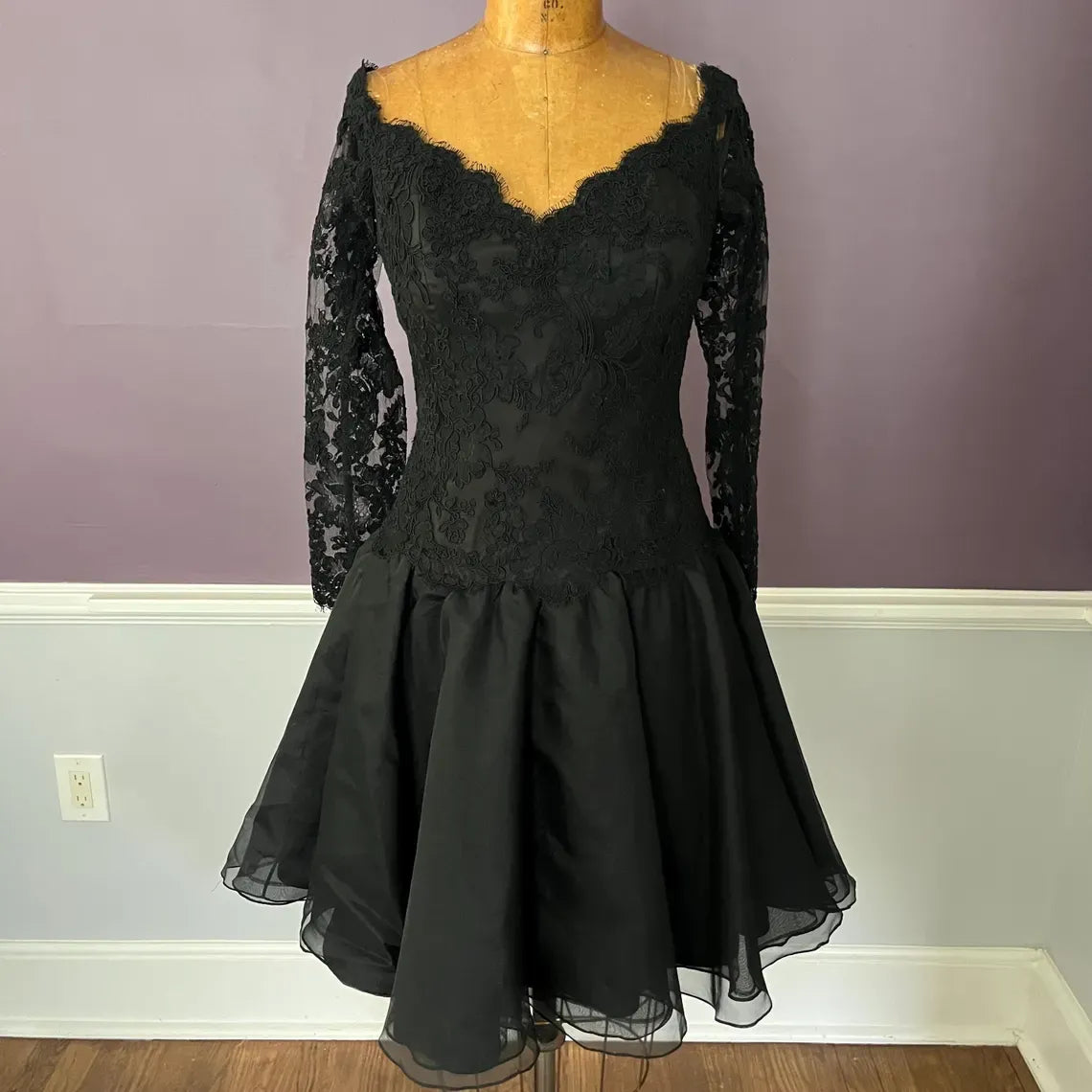 Classic A-line V Neck Long Sleeves Lace Organza Black Mini Homecoming Dress