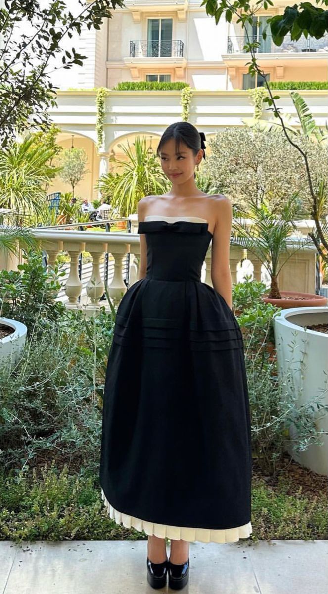 Elegant black A-line satin prom dress.