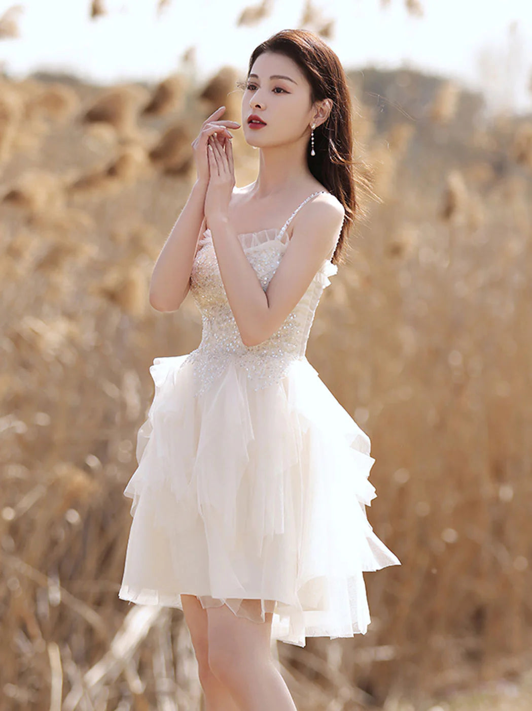 Model wearing a beige sweetheart neck tulle lace short prom dress.
