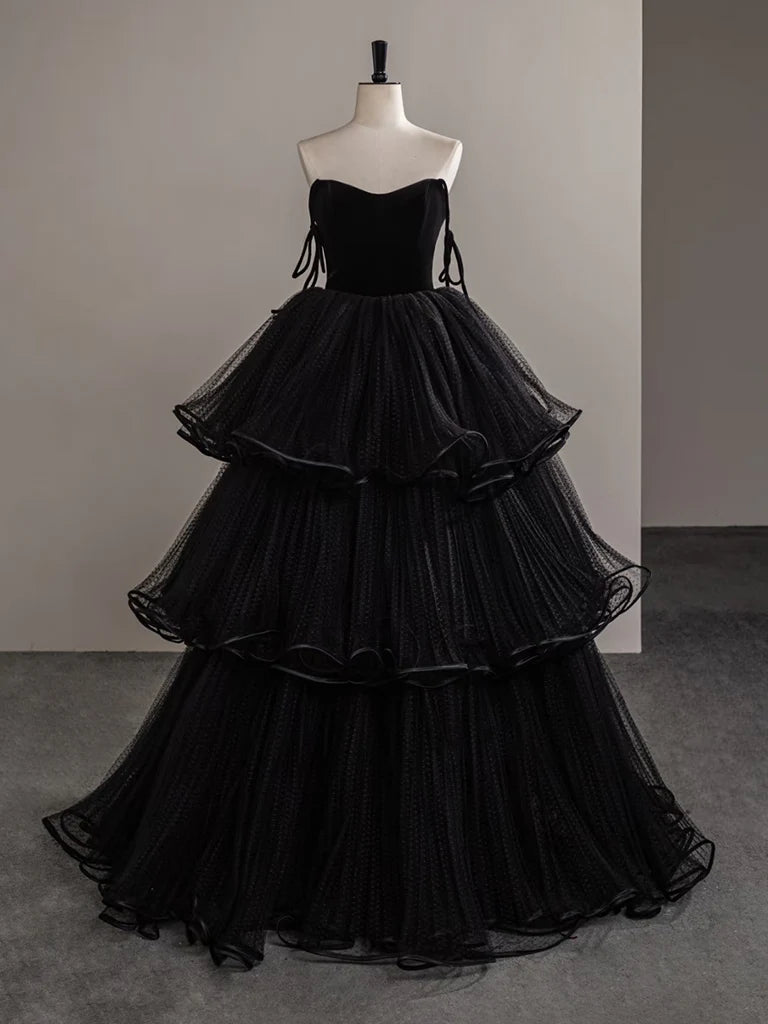 Model wearing an elegant A-line sweetheart neck black long prom dress made of tulle and velvet.