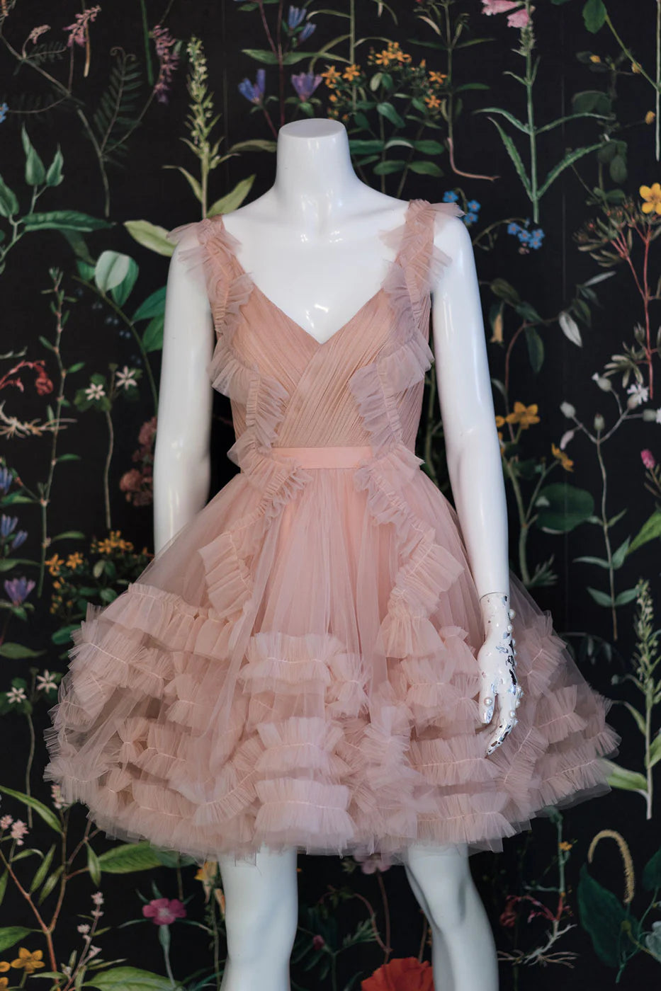 Model wearing a champagne pink A-line short tulle prom dress with a sweetheart neckline.