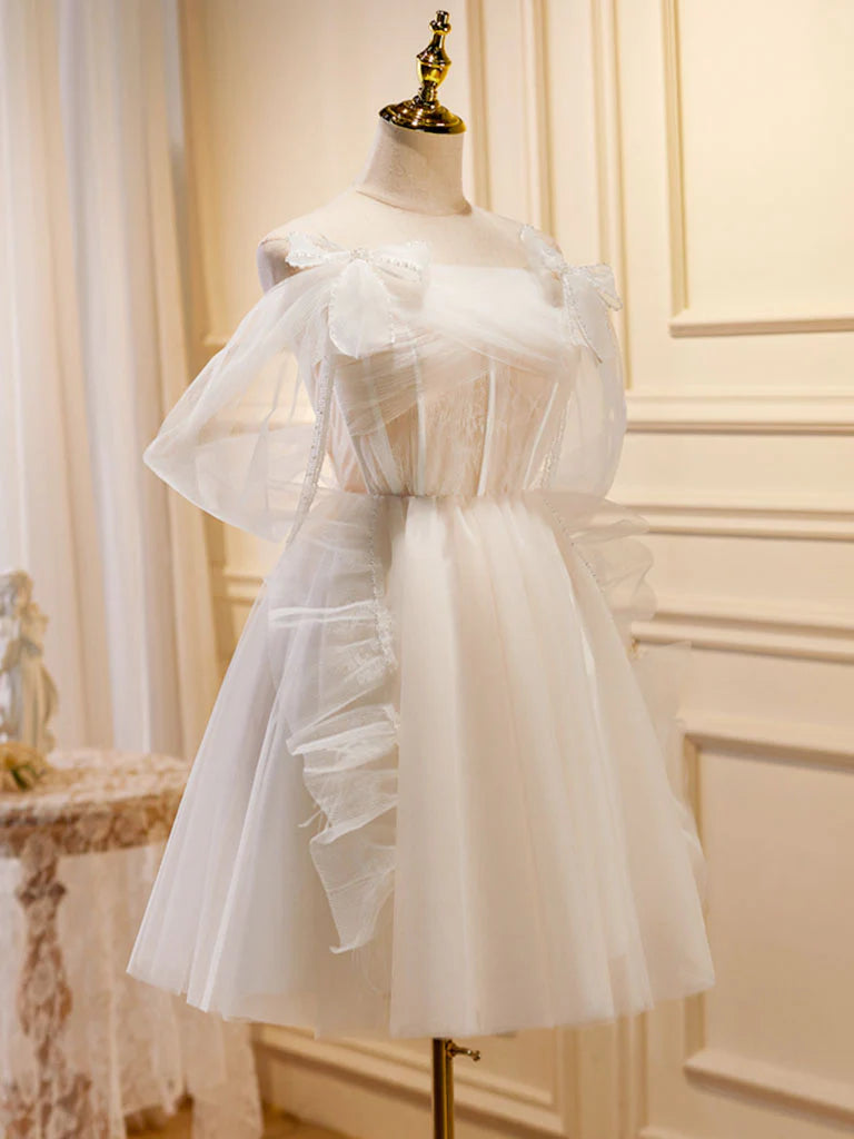 Side view of the light champagne A-line tulle homecoming dress.