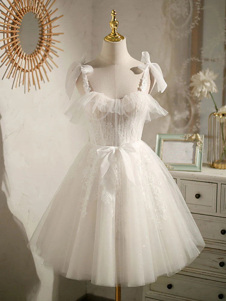 Elegant white short prom dress with sweetheart neckline and delicate tulle lace details.