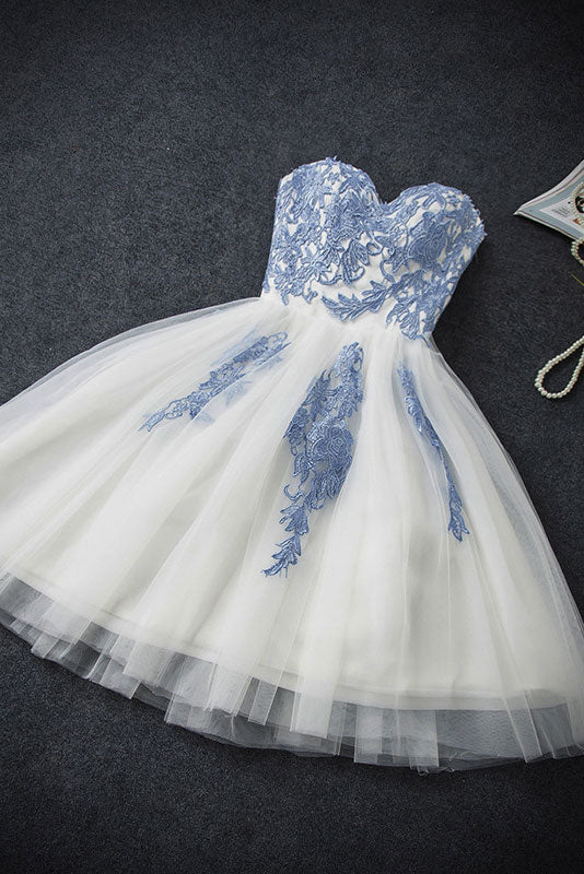 Model wearing a blue sweetheart neck tulle short prom dress.