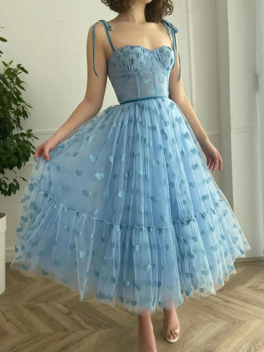 Elegant blue sweetheart neck tulle prom dress with ruffled A-line skirt.