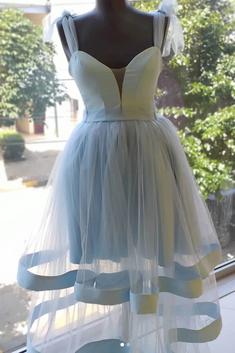 Model wearing a blue tulle short A-line V-neck prom dress.