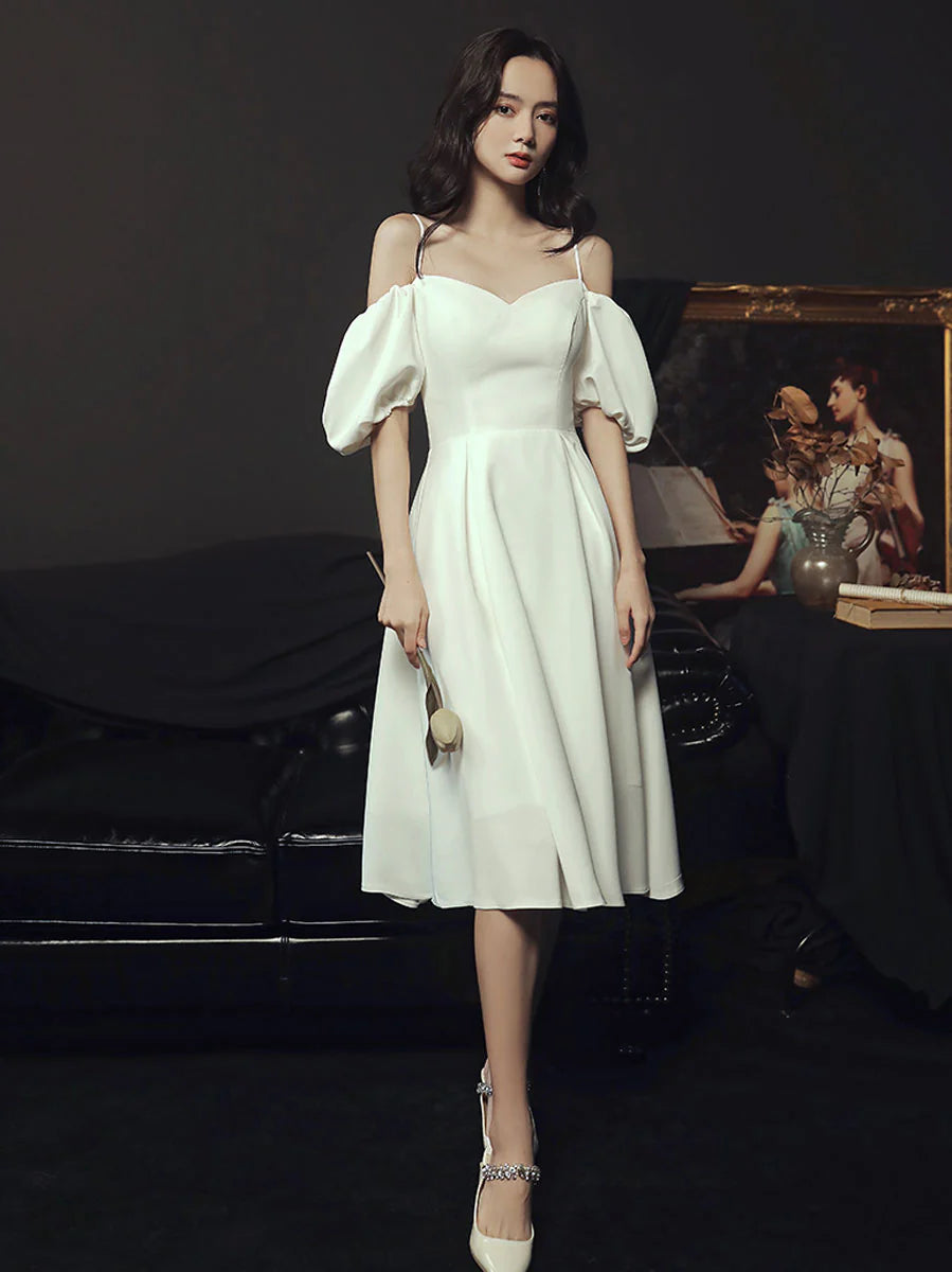 Model wearing a white sweetheart neck short A-line prom dress.