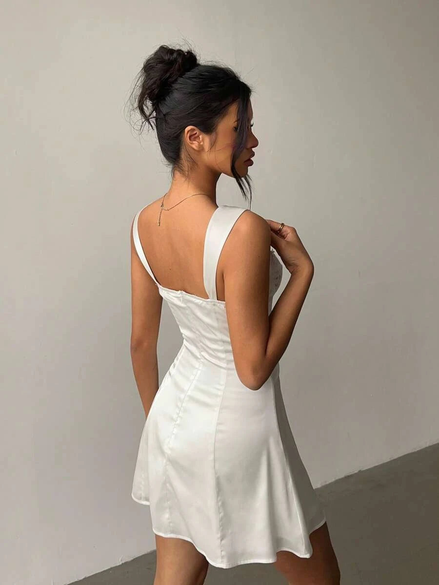 Elegant A-Line Sweetheart Lace Bodice Satin White Mini Homecoming Dresses