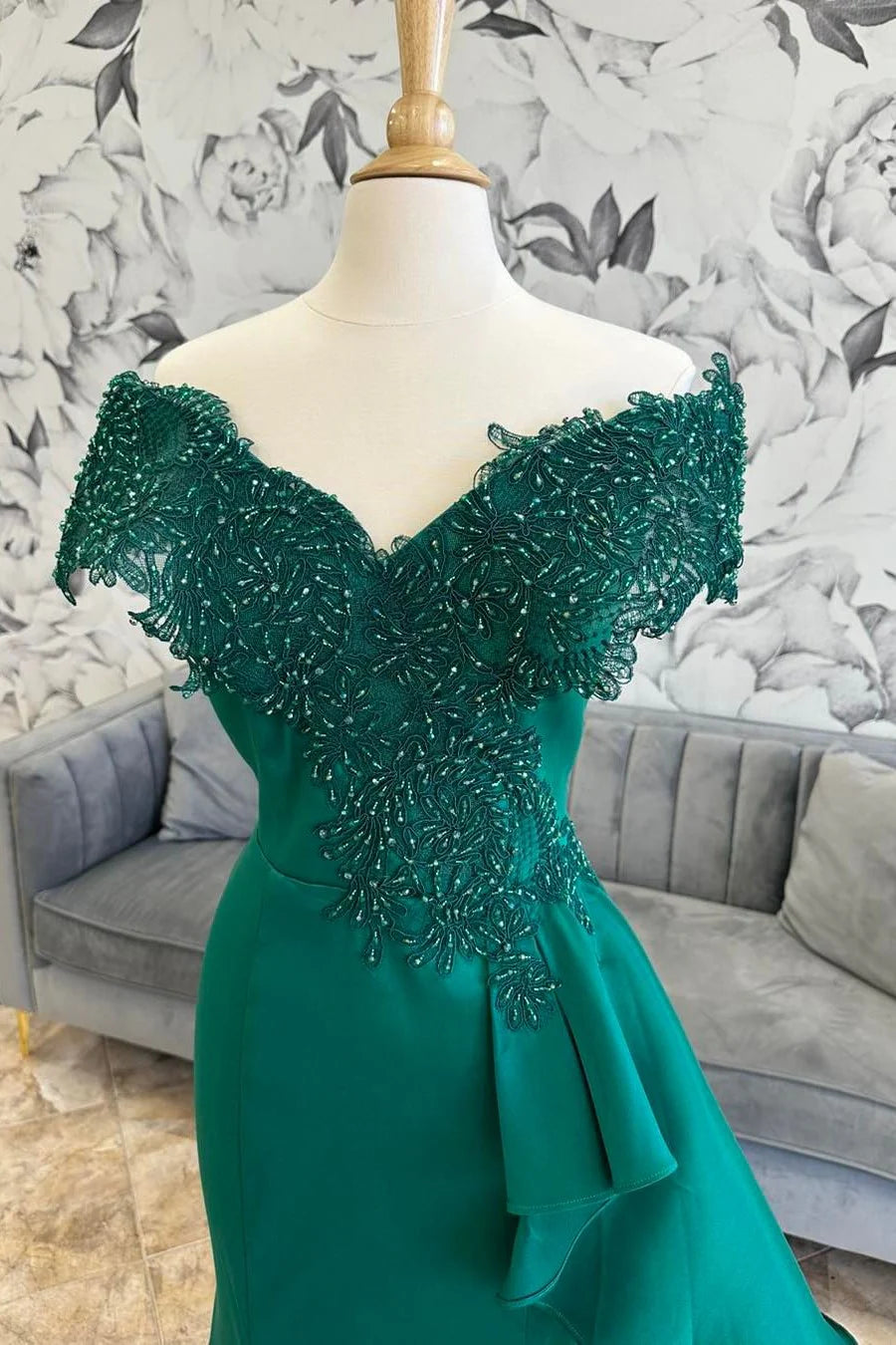 Emerald Applique V Neck Off-the-Shoulder Trumpet Long Mother of the Bride Dress With Train