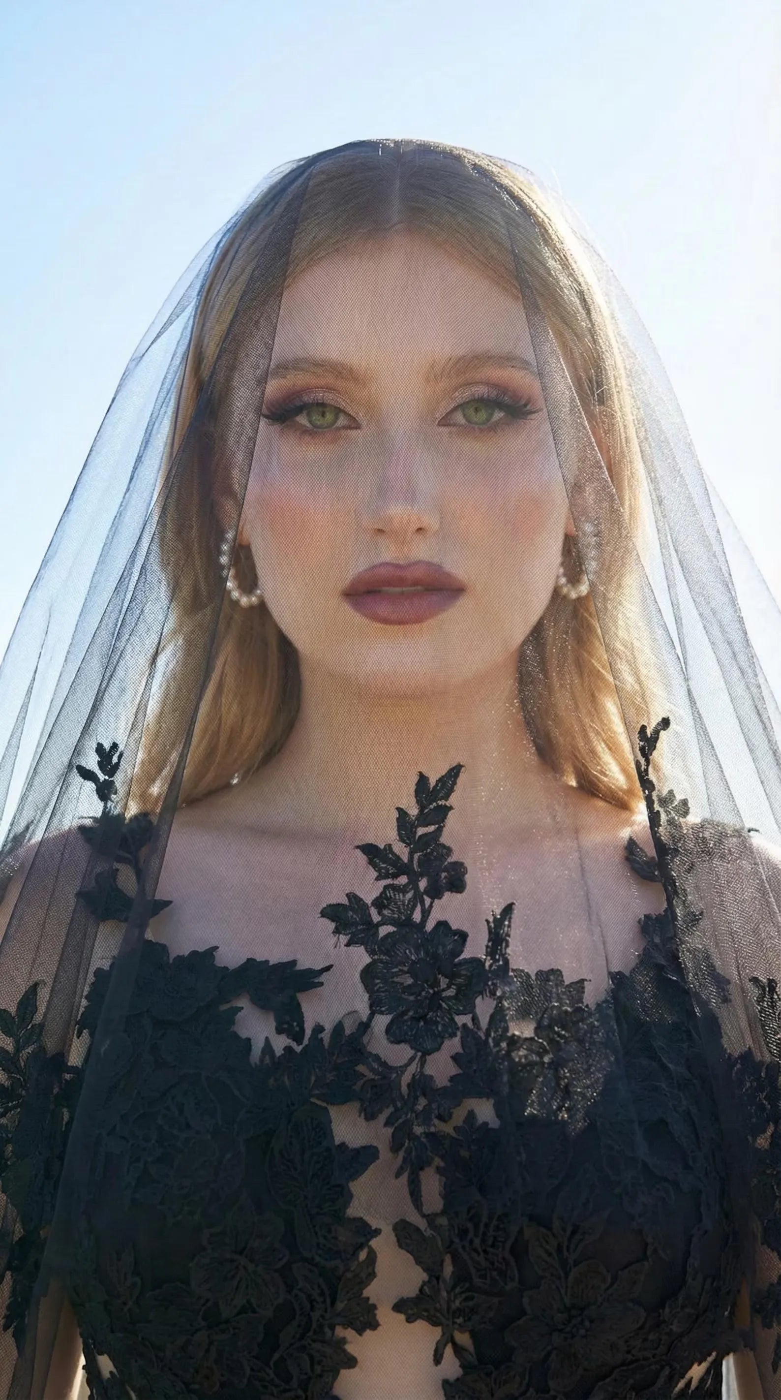 Gothic Ballgown Spaghetti-Strap Lace-Appliqued Sheer Black Train Wedding Dress No Veil