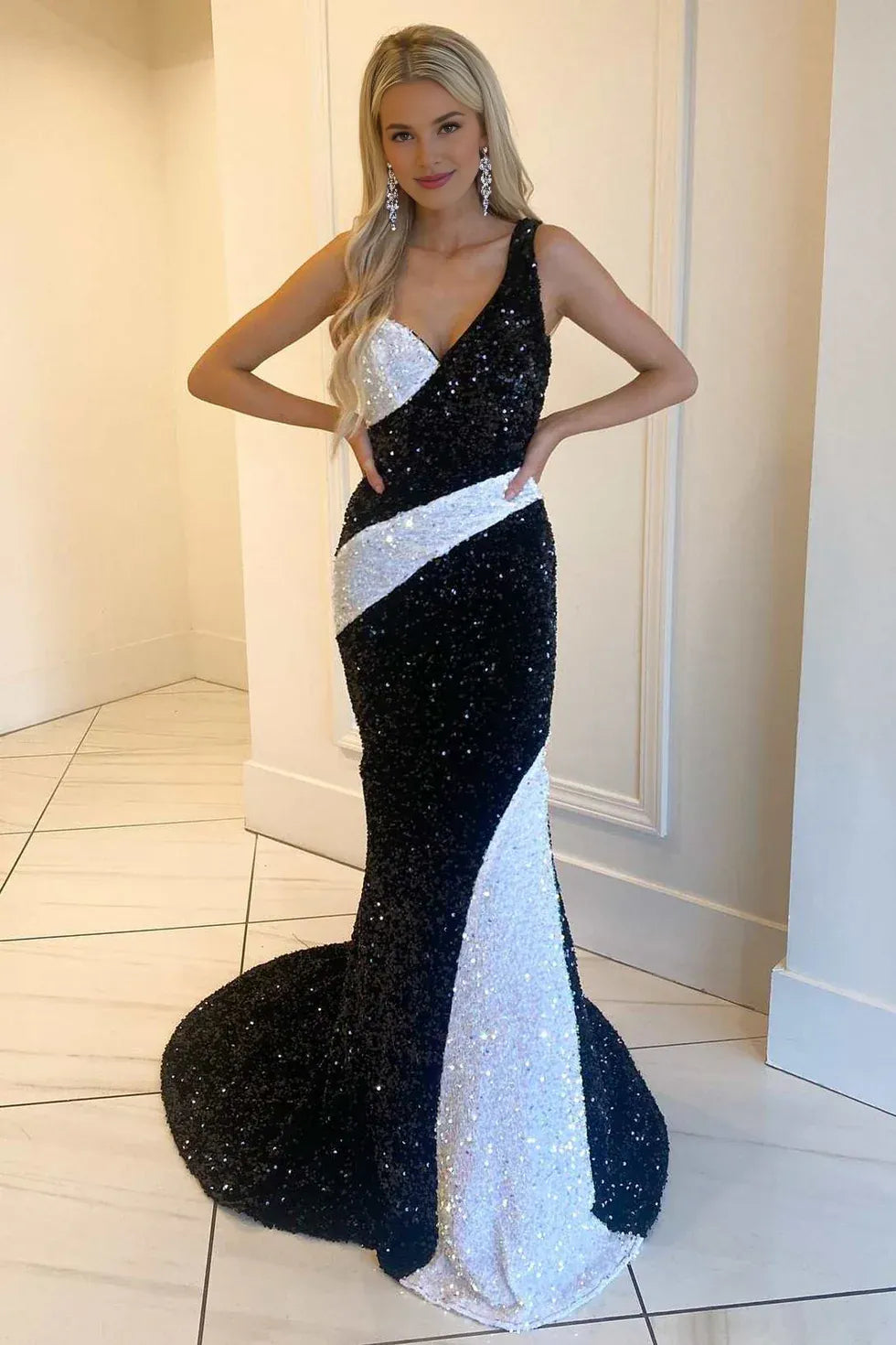 Mermaid One-Shoulder Sequin Black And White Evening Dress With Sweep Train