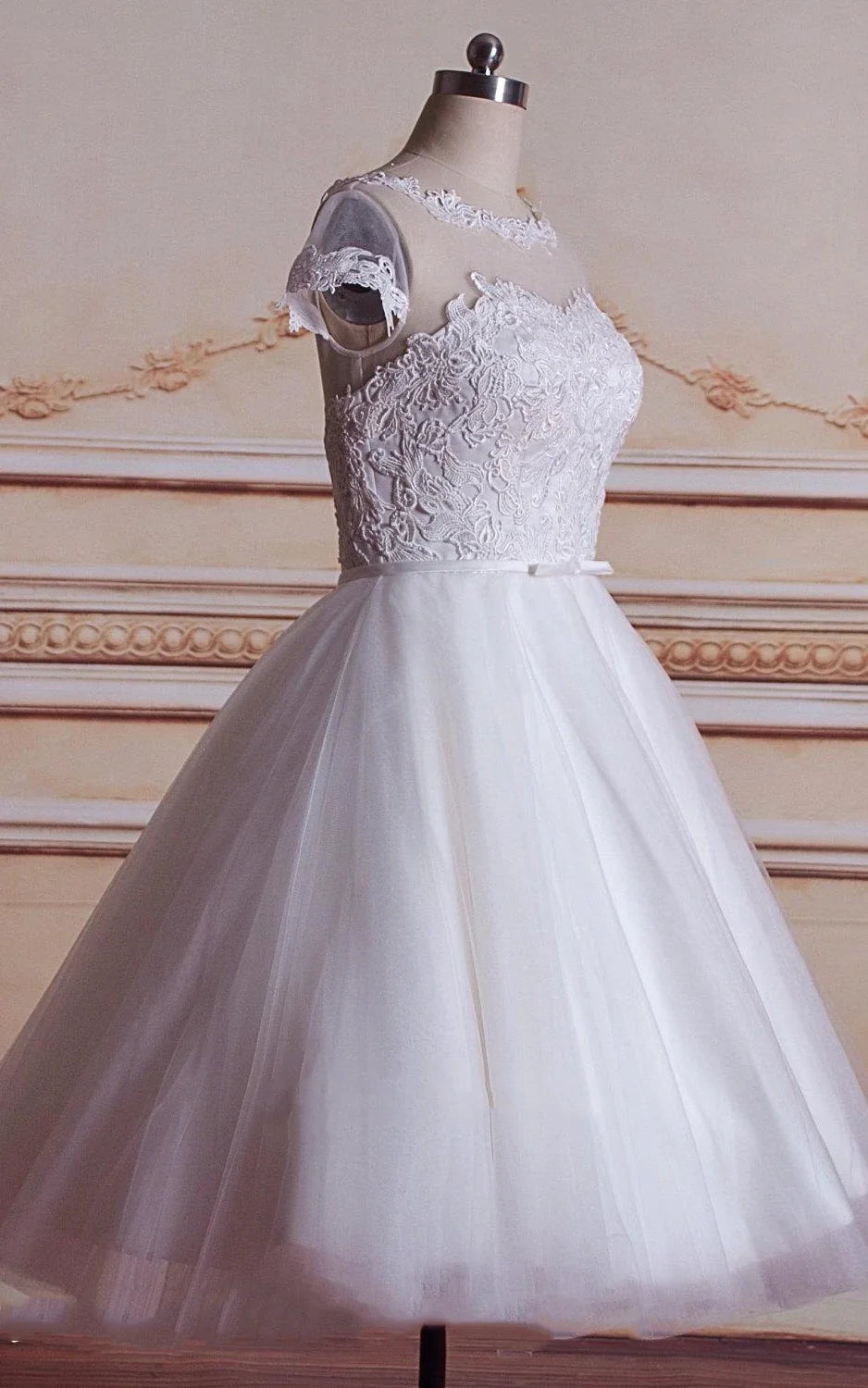 Pretty A-Line Tulle Lace Appliques Bateau Neck Short Sleeves Short Wedding Dresses
