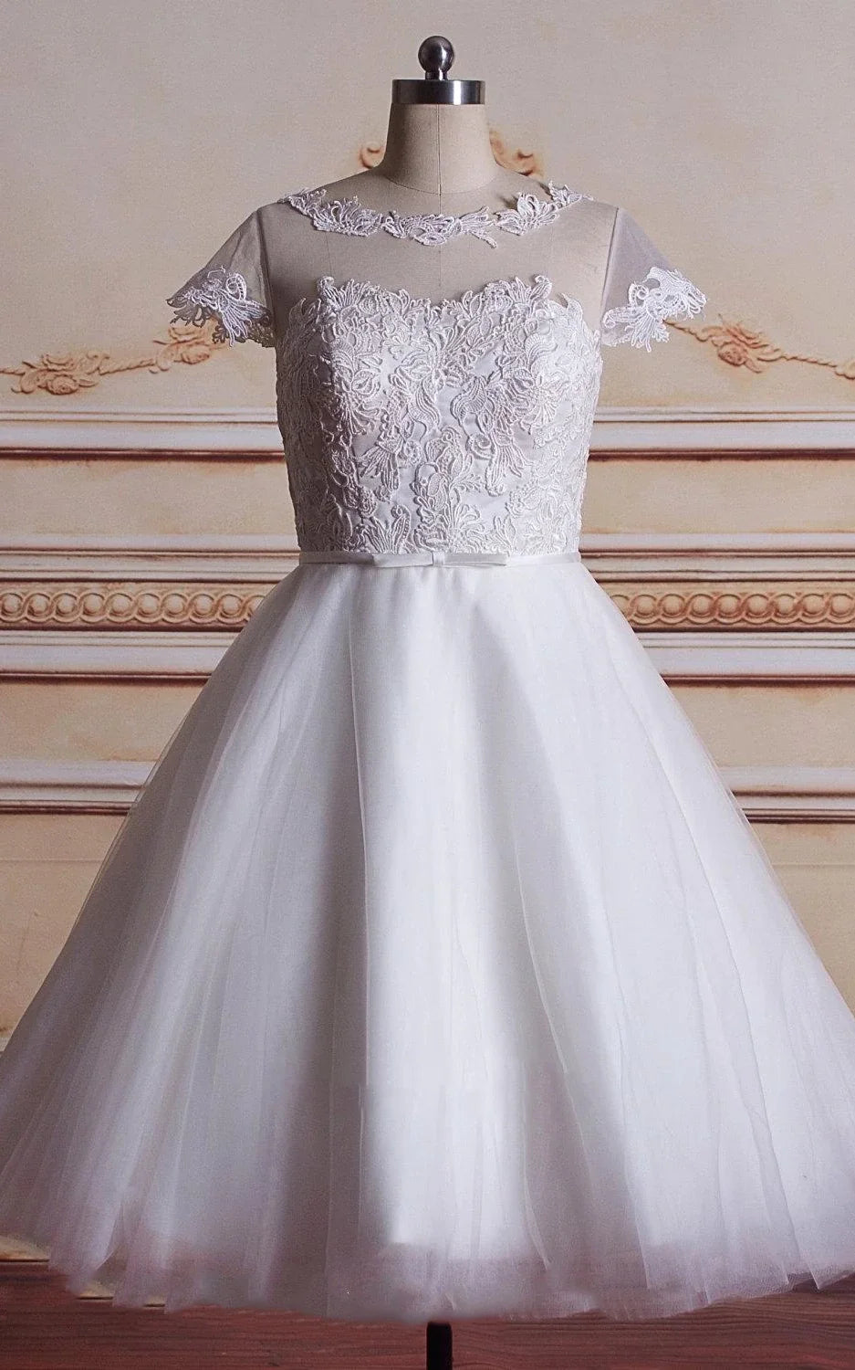 Pretty A-Line Tulle Lace Appliques Bateau Neck Short Sleeves Short Wedding Dresses