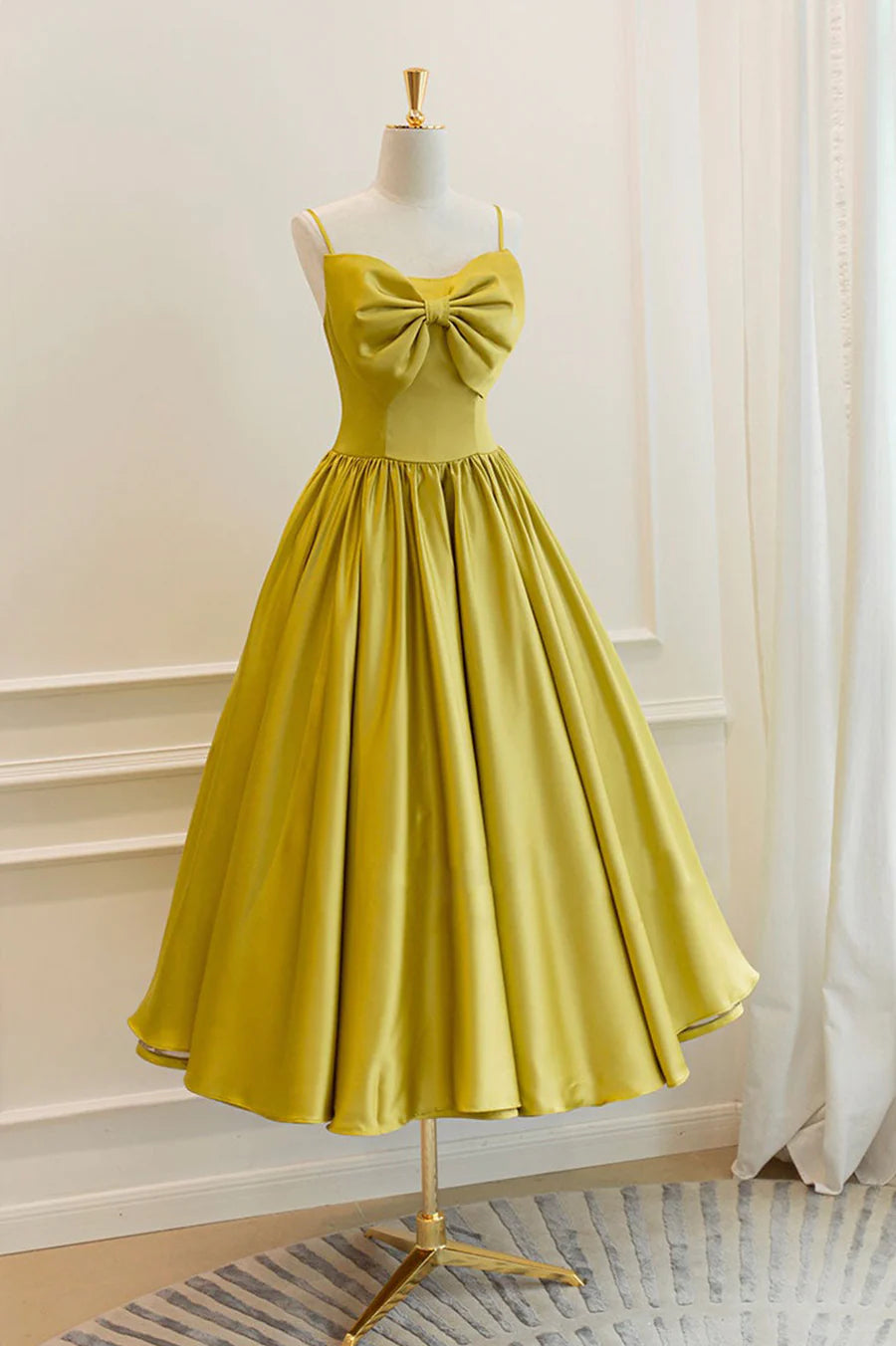 Pretty Yellow Satin Spaghetti Straps Short Prom Dresses A-Line Homecoming Dresses With Bow