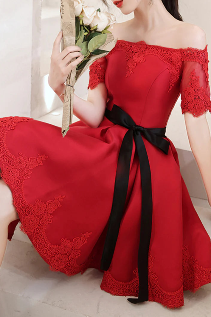 Red Satin Lace Strapless Short Prom Dresses A-Line Homecoming Party Dresses With Applique