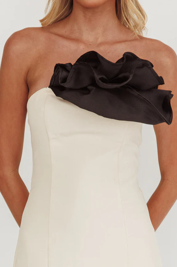 Simple Strapless Sleeveless Ruffle Decoration Cream Maxi Prom Dress